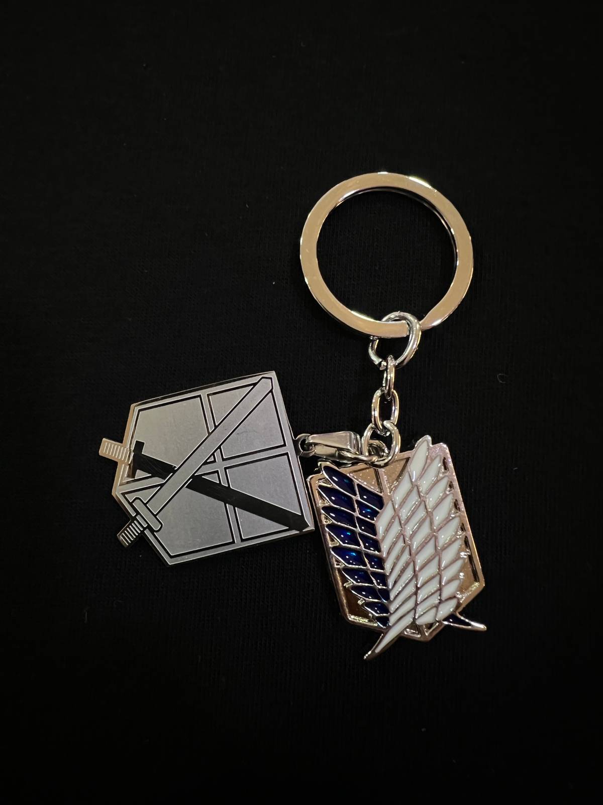 Llavero Attack on Titan – Insignias del Cuerpo de Exploración