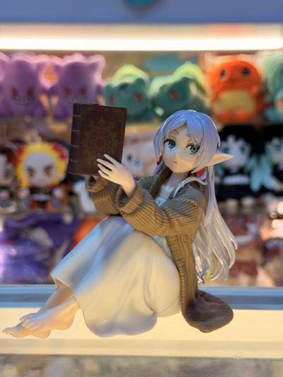 Figura Frieren leyendo con libro y cárdigan – Frieren: El final del viaje