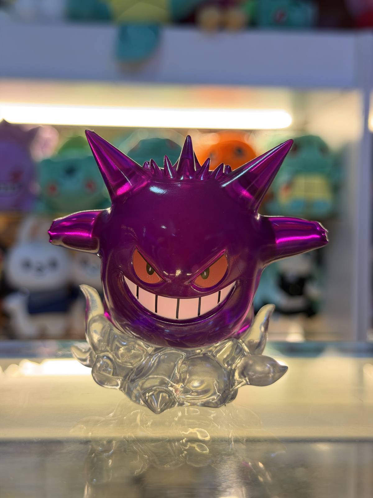 Figura Gengar metálico con base de niebla – Pokémon