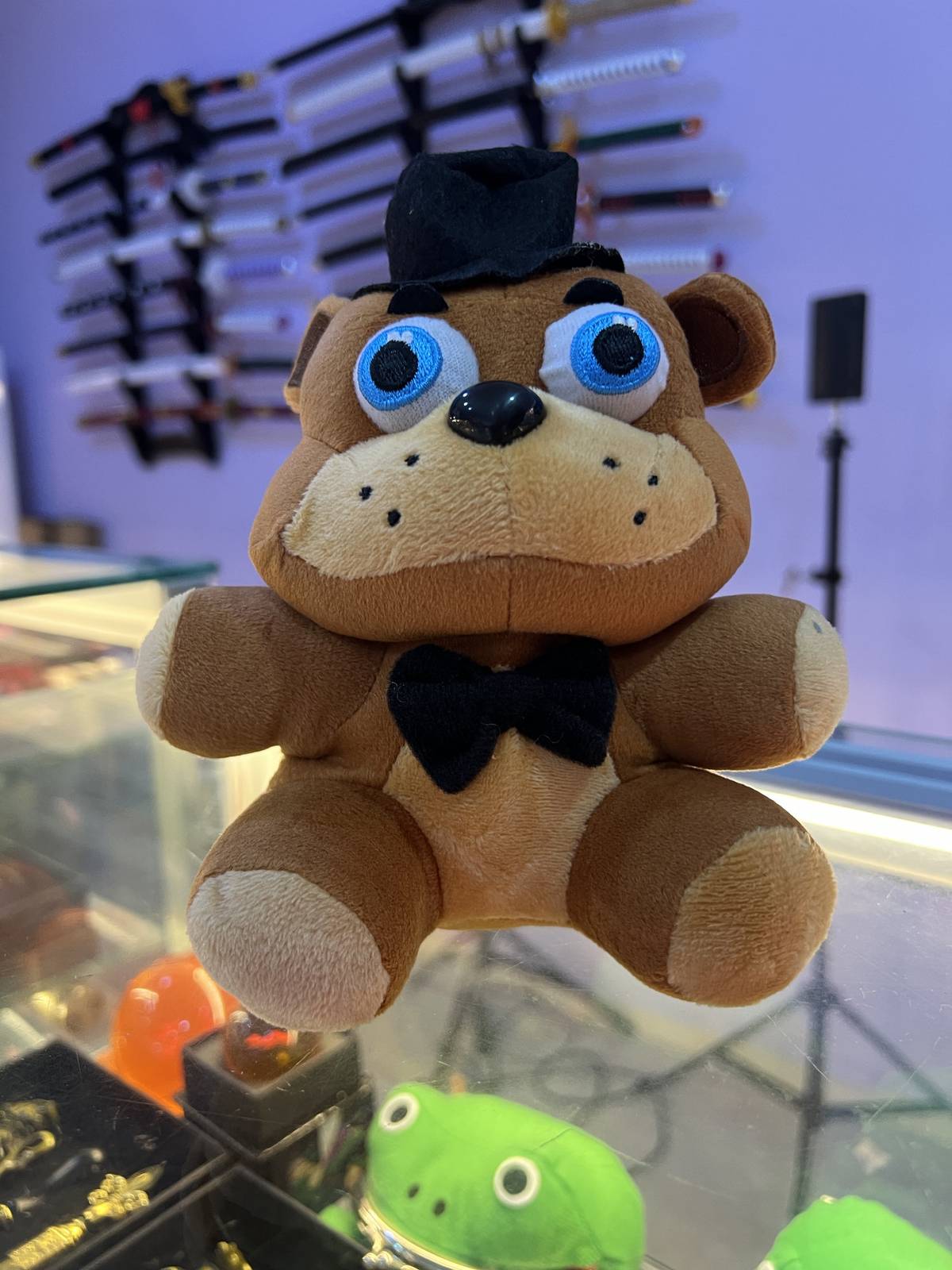 Peluche Freddy Fazbear con sombrero y corbata – Five Nights at Freddy's