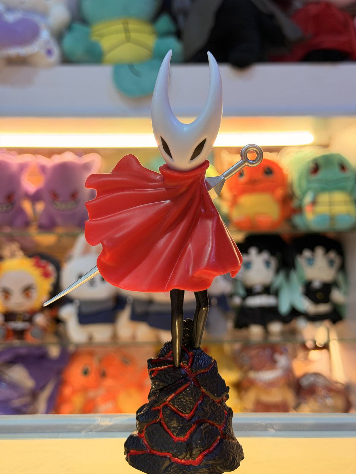 Figura Hornet con capa roja y aguja – Hollow Knight