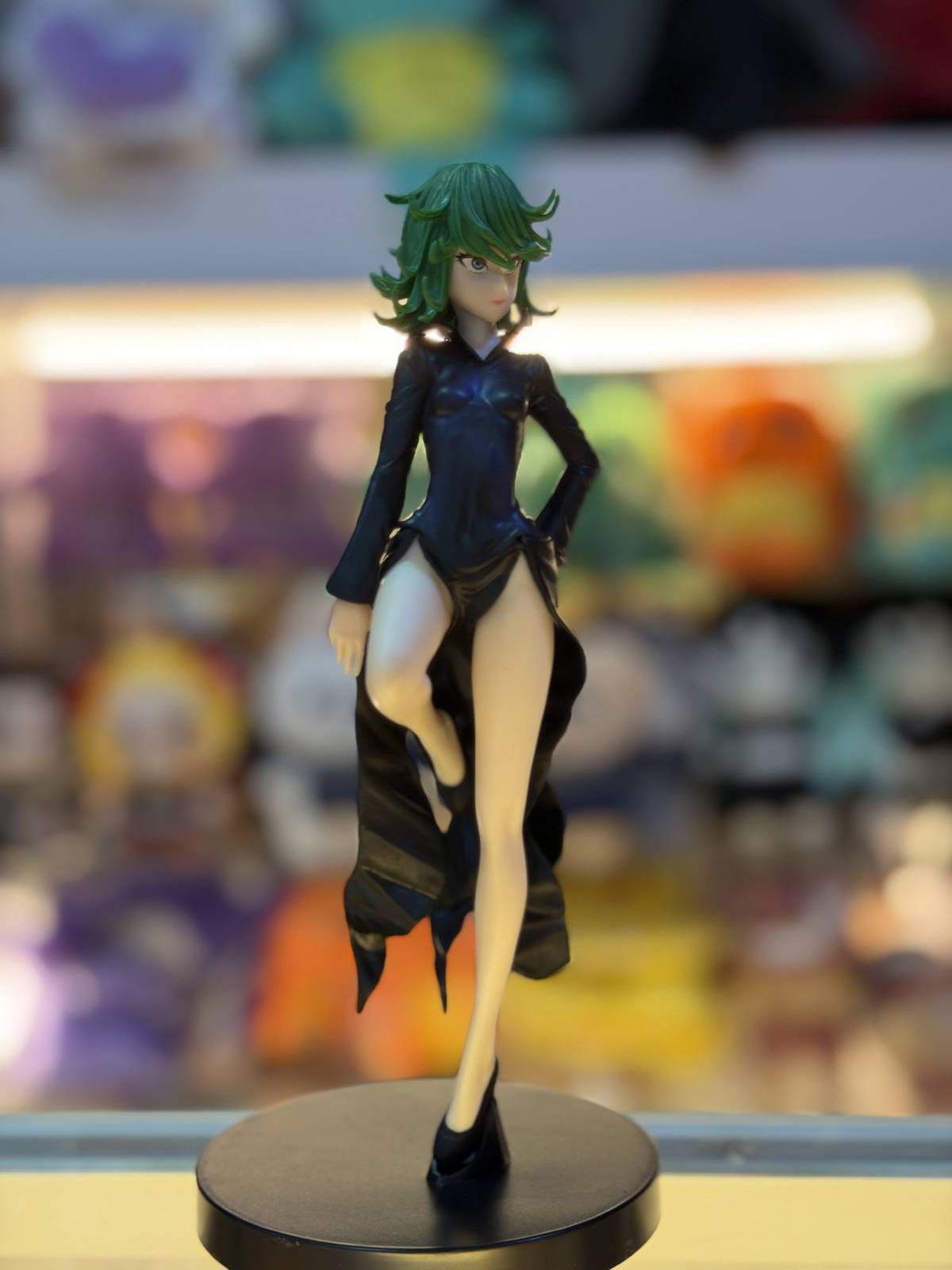 Figura Tatsumaki One Punch Man con vestido negro y base – One Punch Man