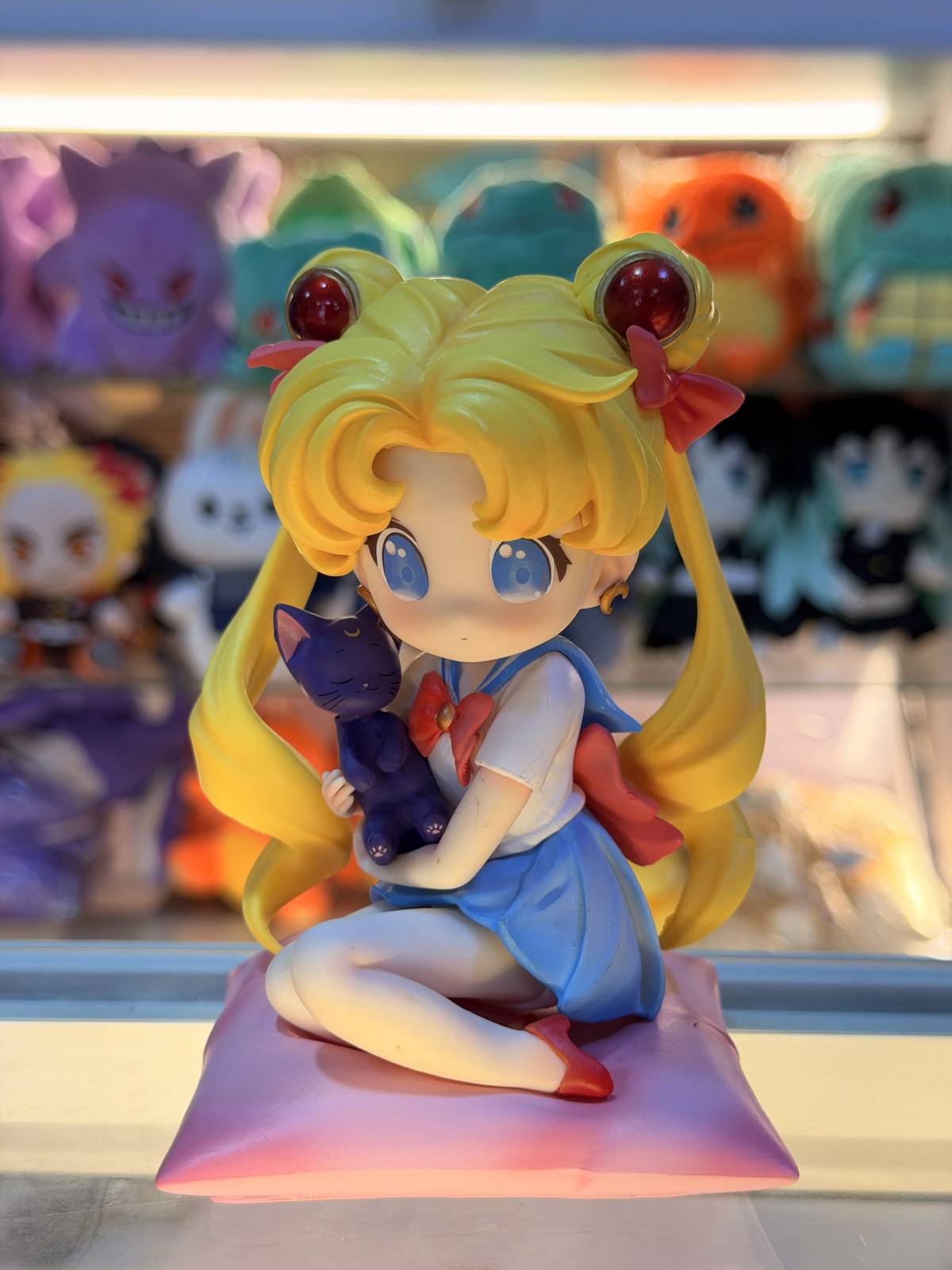 Figura Usagi Tsukino estilo Q con Luna – Sailor Moon