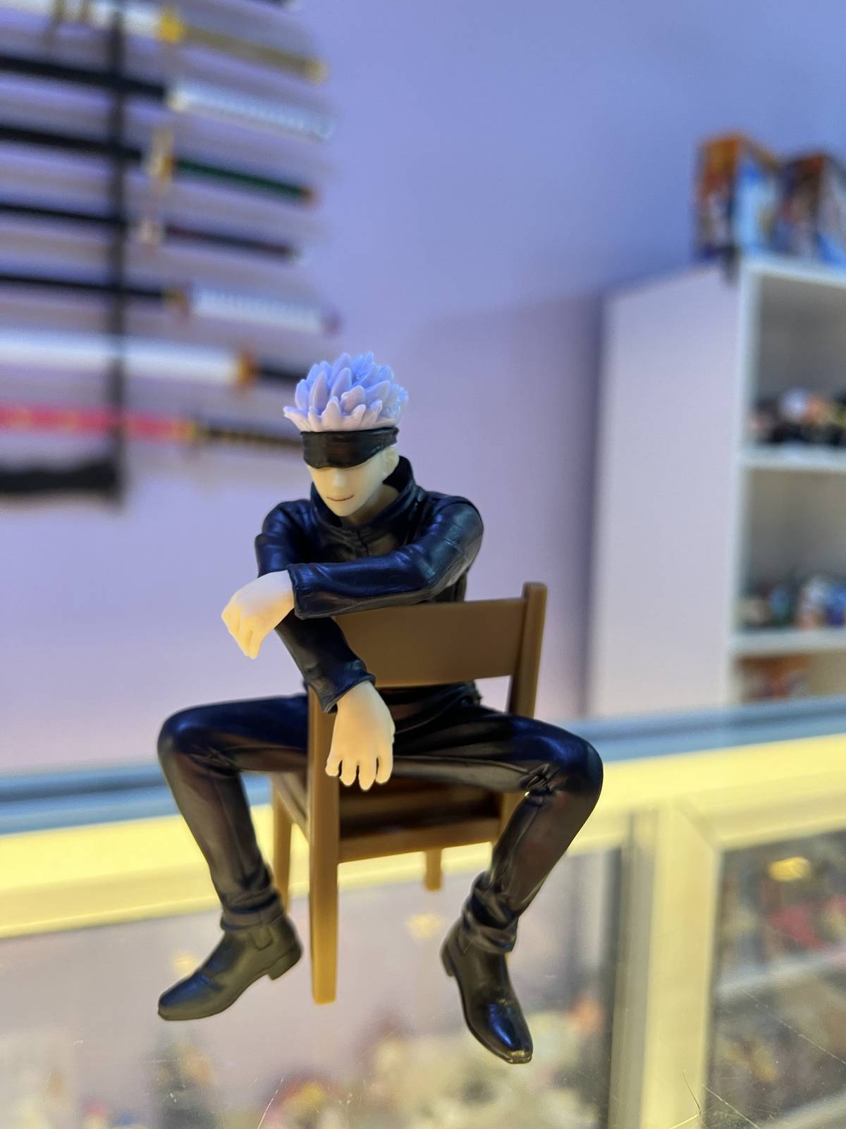 Figura Satoru Gojo Sentado – Jujutsu Kaisen