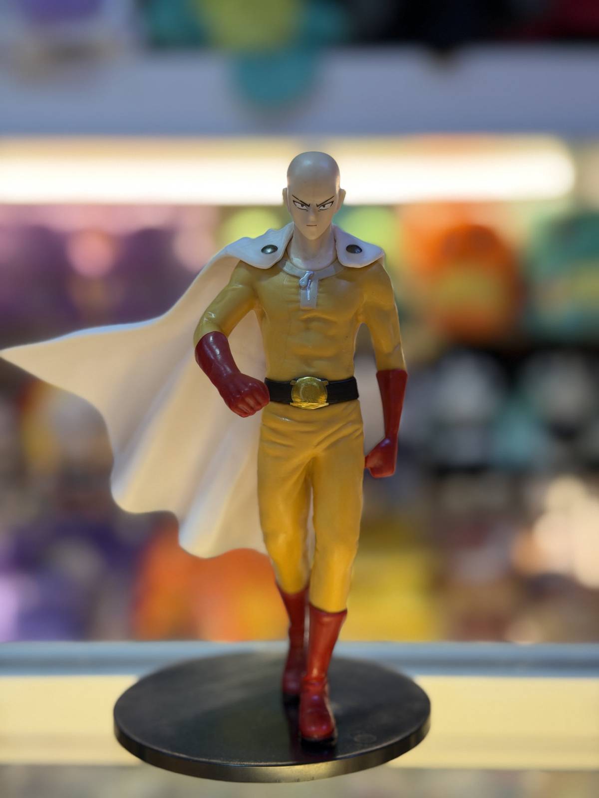 Figura Saitama con capa y guantes rojos – One Punch Man