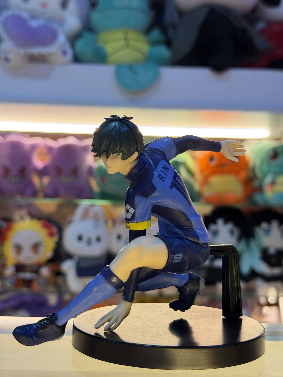 Figura Rin Itoshi en pose de fútbol – Blue Lock