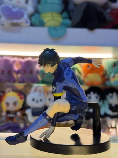 Figura Rin Itoshi en pose de fútbol – Blue Lock