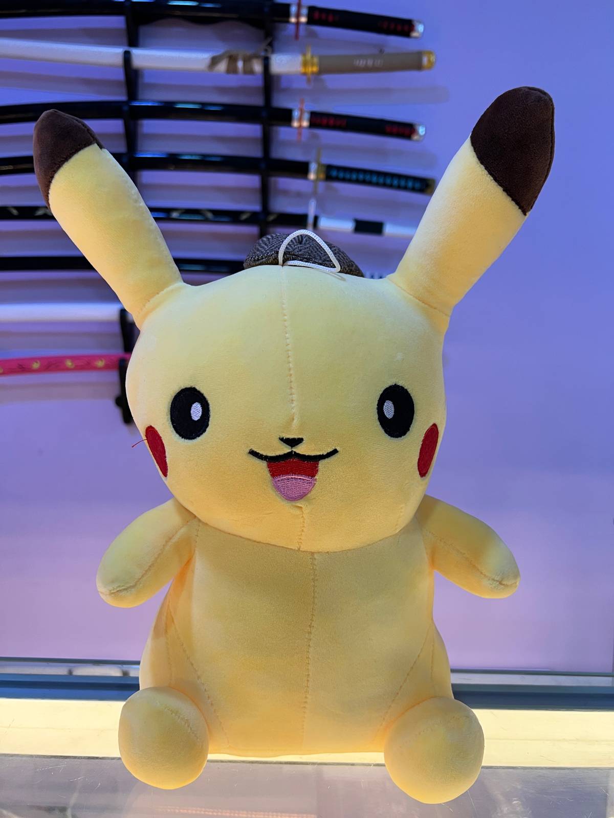 Peluche Pikachu Detective– Pokémon