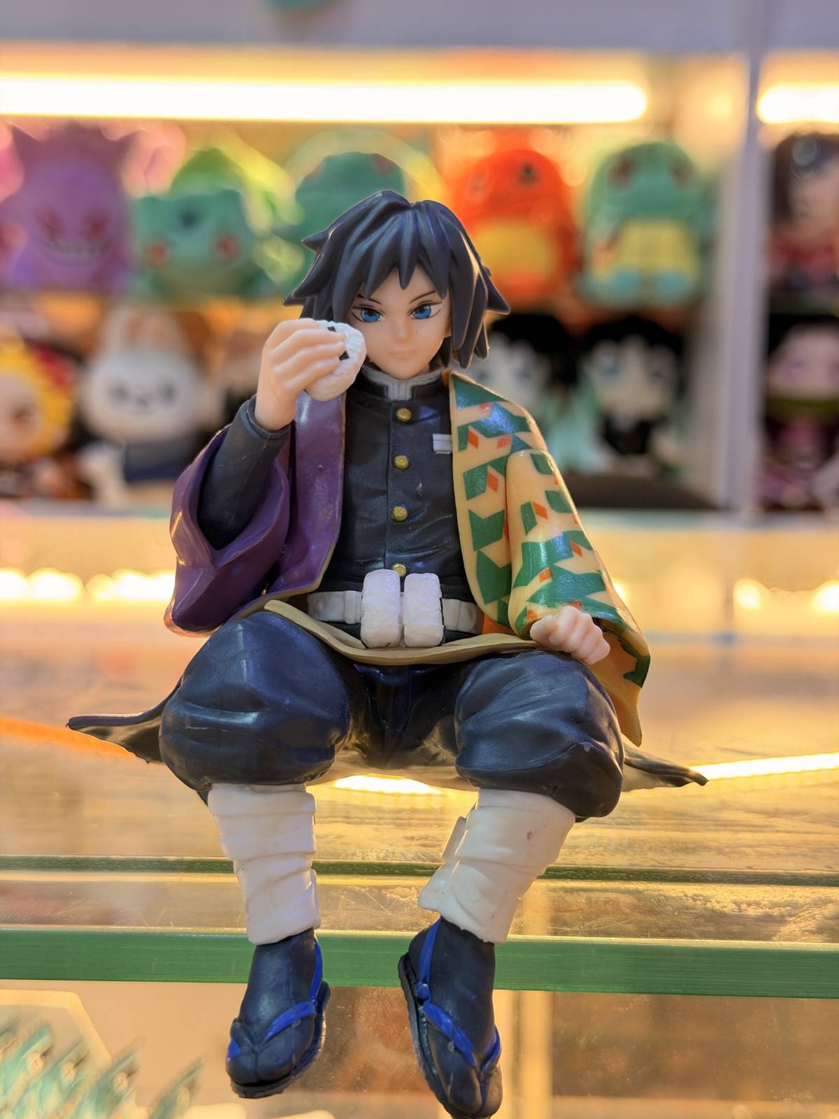 Giyu Tomioka comiendo onigiri