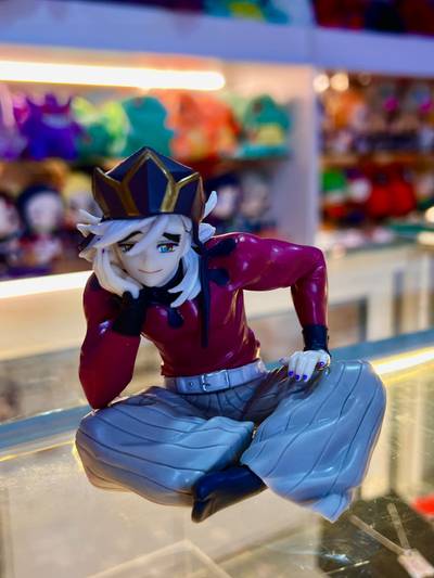 Figura Doma con corona y pantalones anchos – Kimetsu no Yaiba