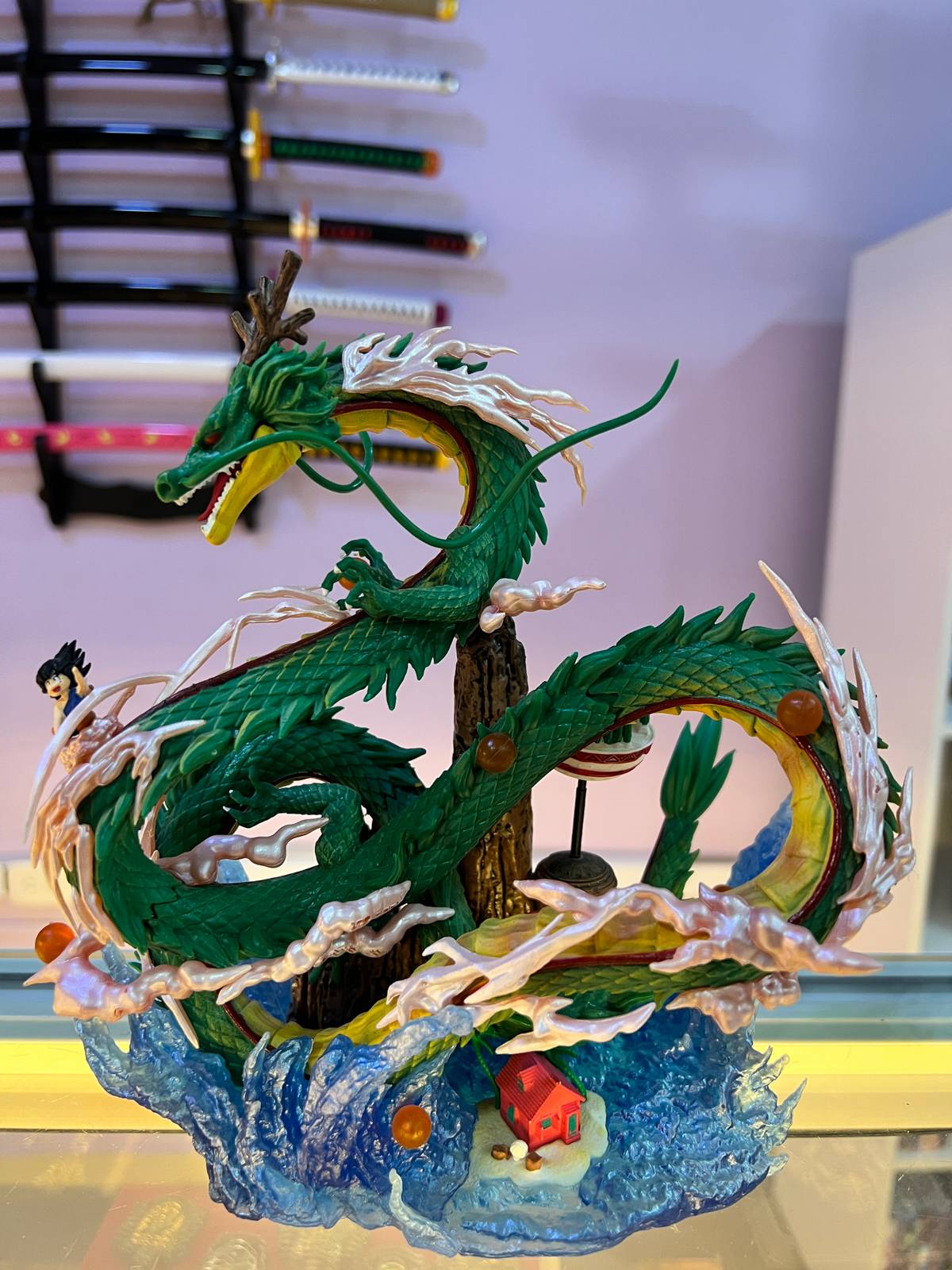 Figura de Shenlong con Base Maritima