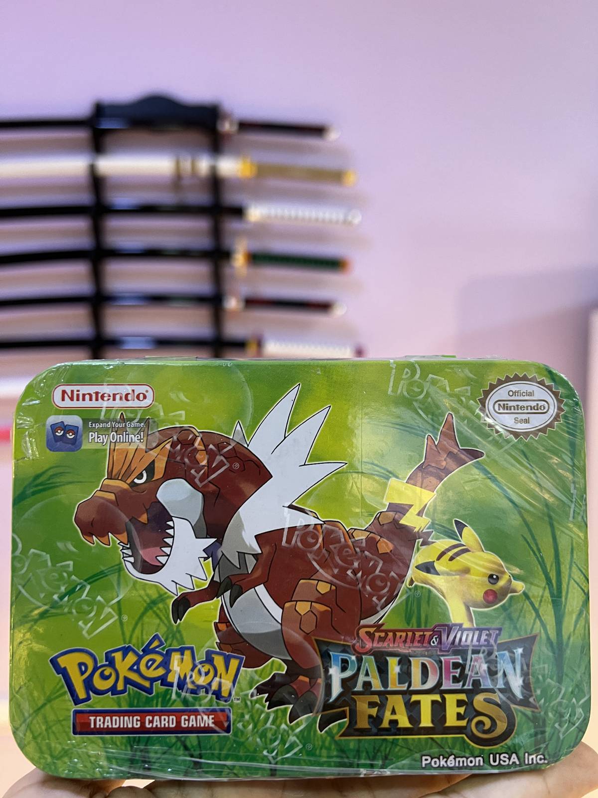 Lata Pokémon TCG – Paldean Fates imitación