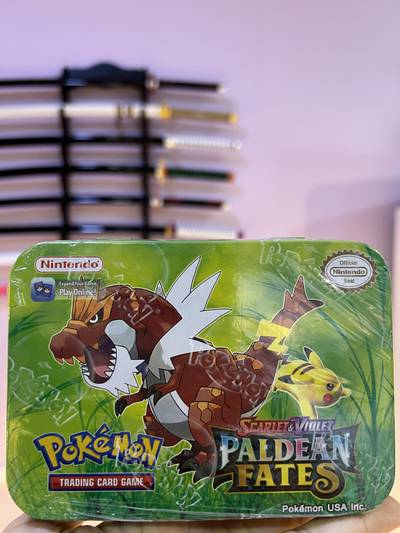 Lata Pokémon TCG – Paldean Fates imitación