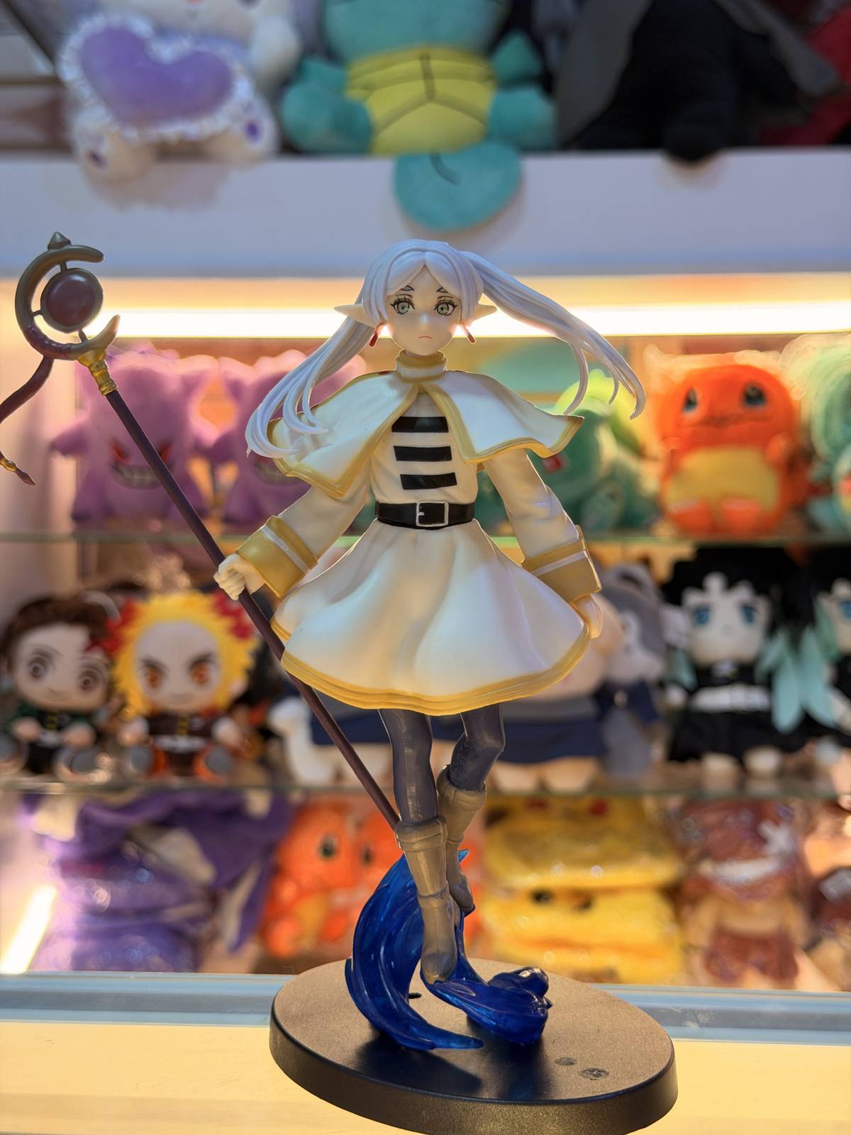 Figura Fern con capa y bastón – Sousou no Frieren