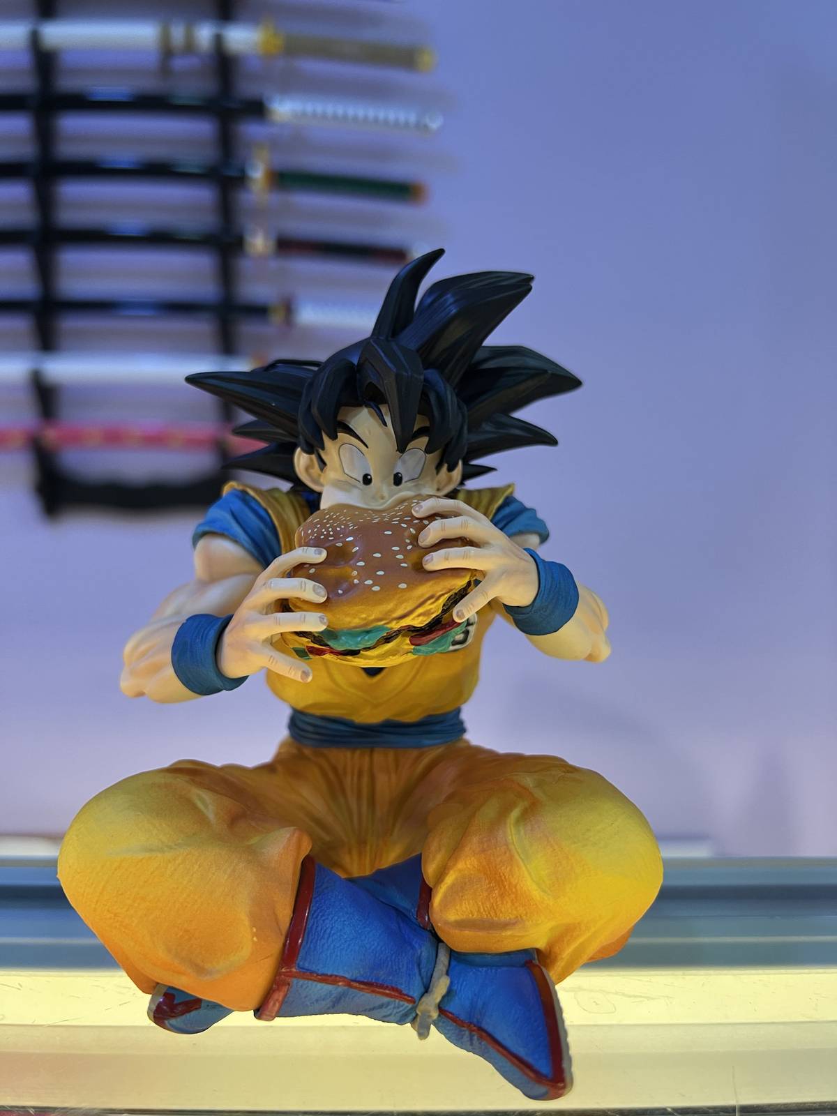 Figura Goku Comiendo Hamburguesa – Dragon Ball 🍔⚡