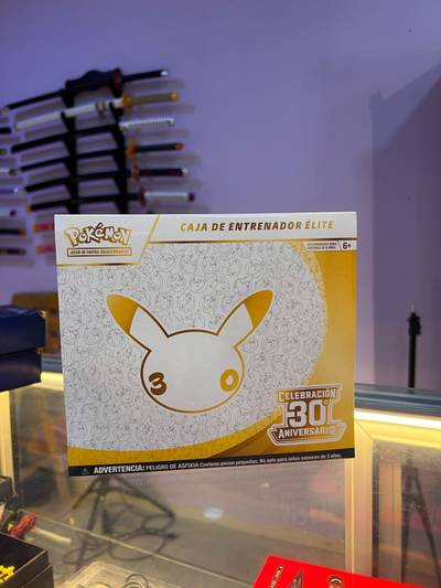 Caja de Entrenador Élite Pikachu – Pokémon 30 Aniversario
