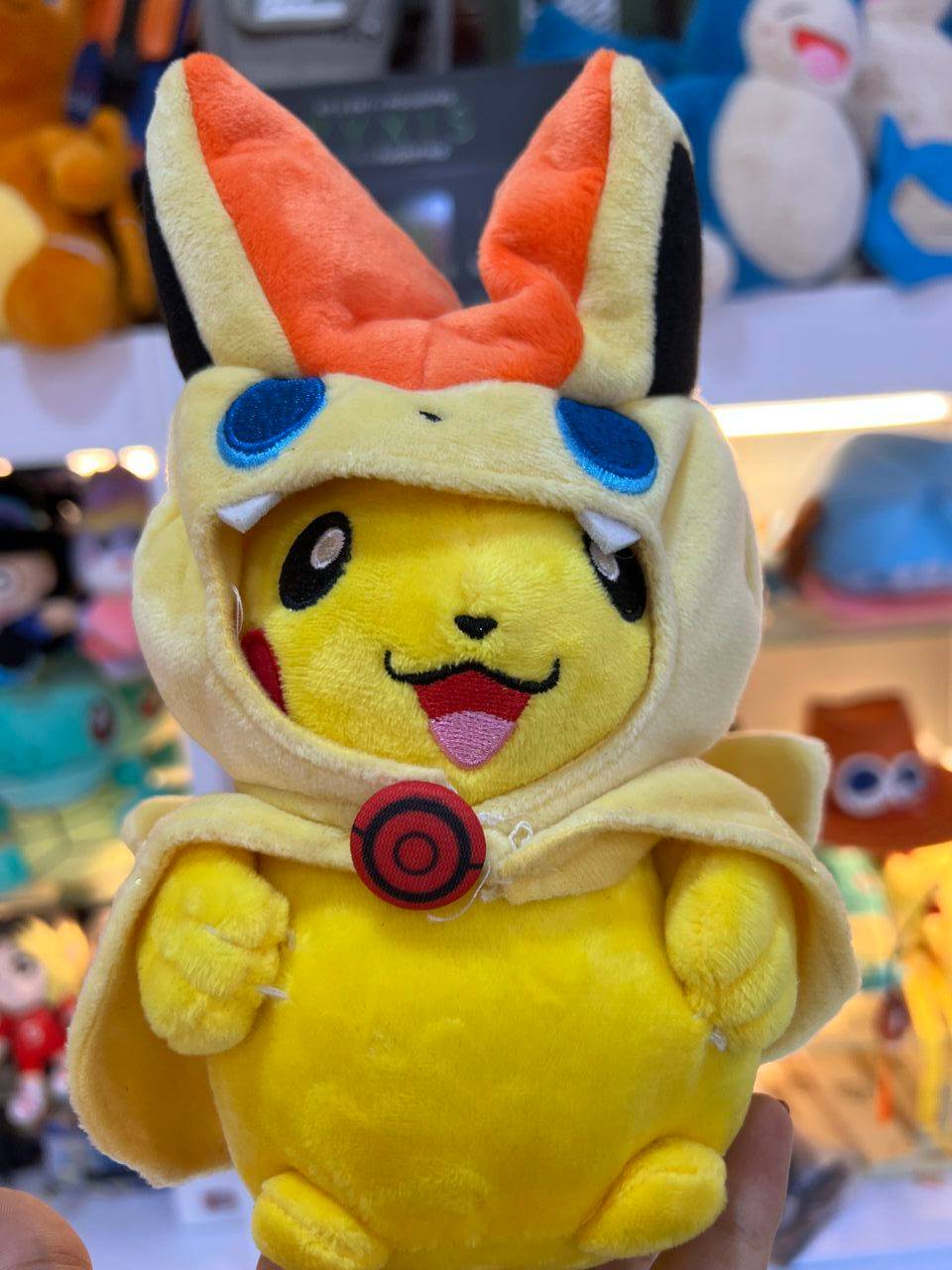 Peluche Pokémon – Pikachu con capa de Victini ⚡🔥