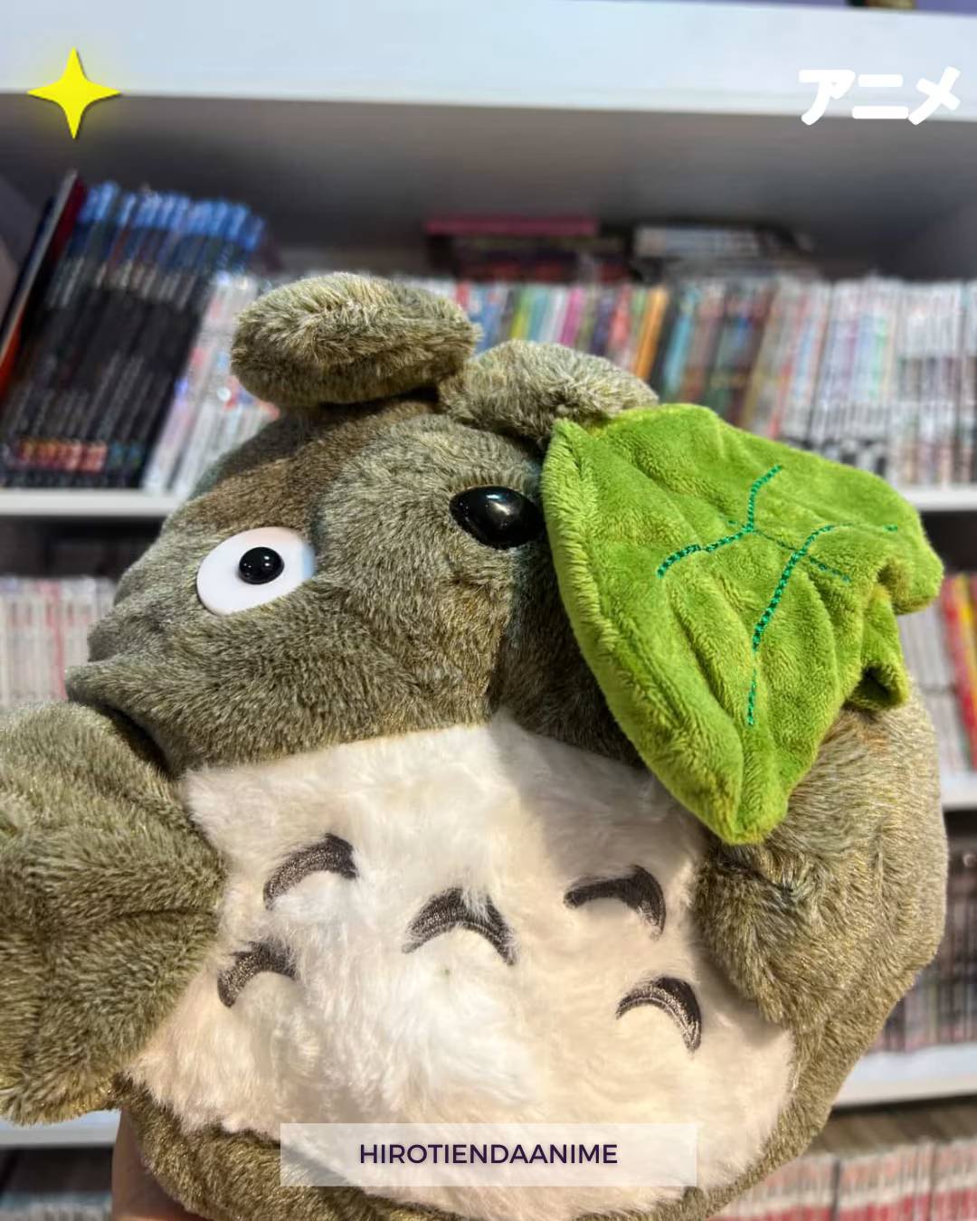 Peluche Totoro con Hoja - Colección Studio Ghibli