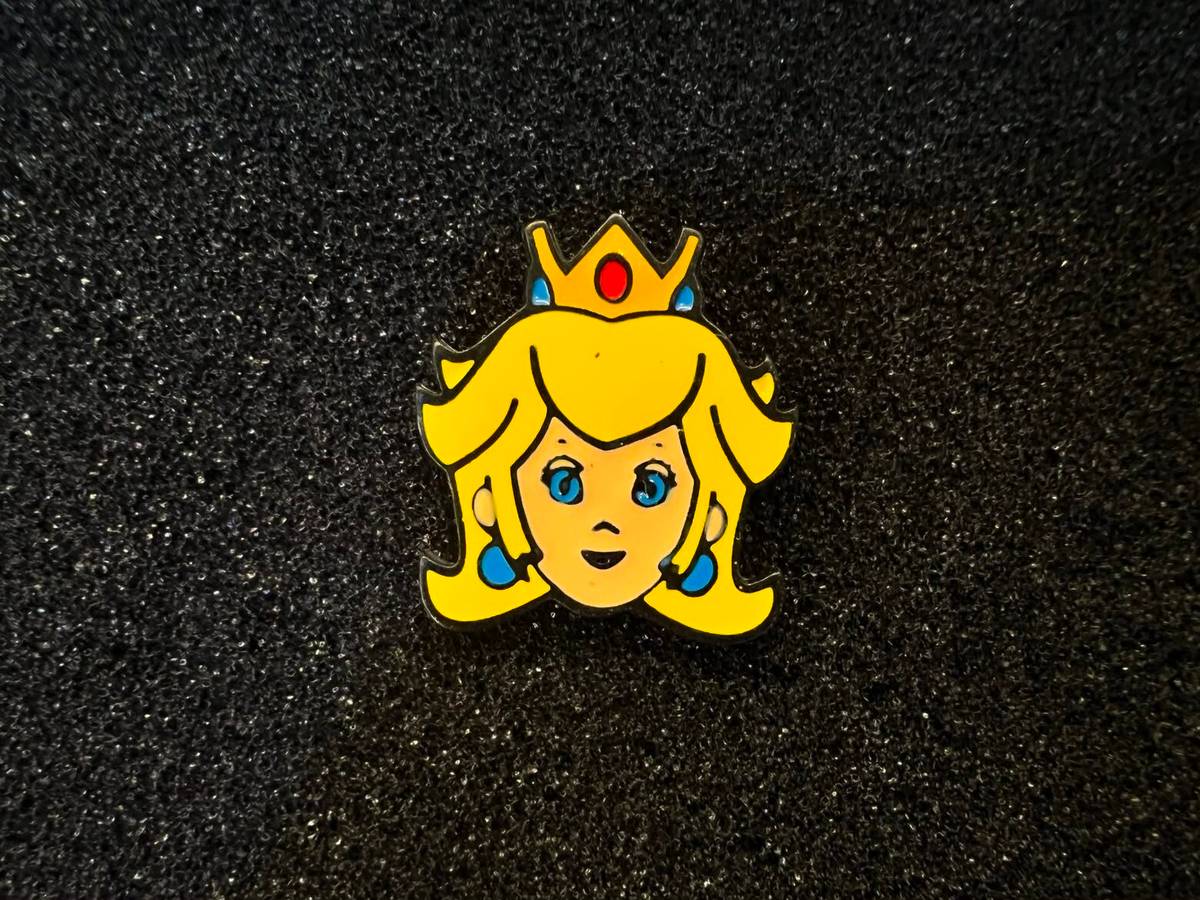 Pin Mario Bros Peach Metalico