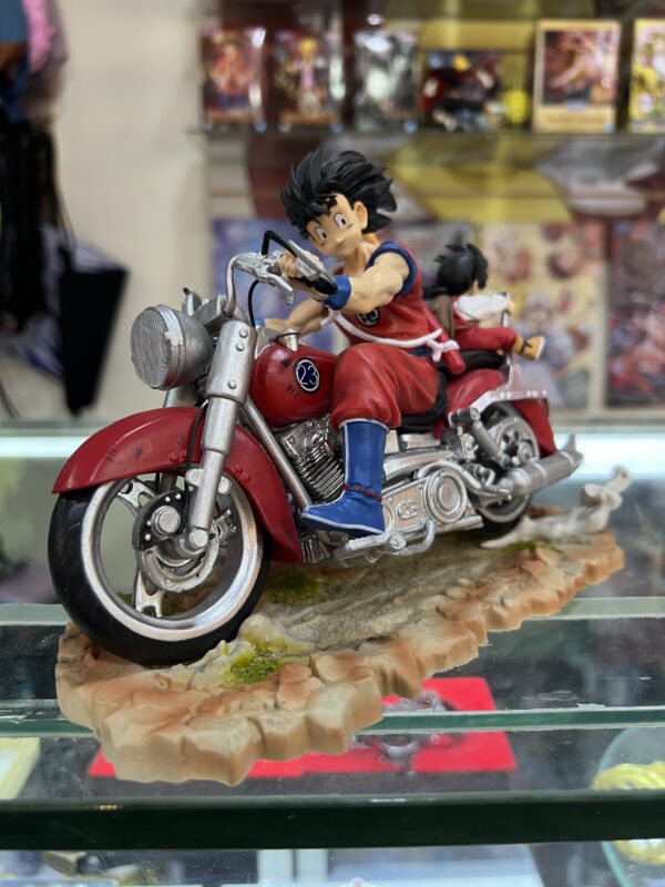 Figura de goku en moto dragon ball