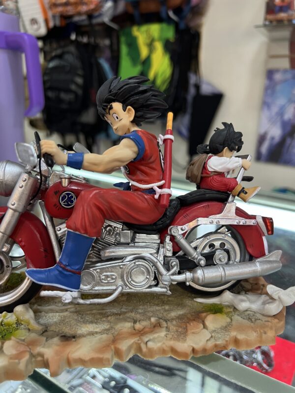 Figura de goku en moto dragon ball