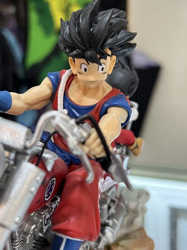 Figura de goku en moto dragon ball